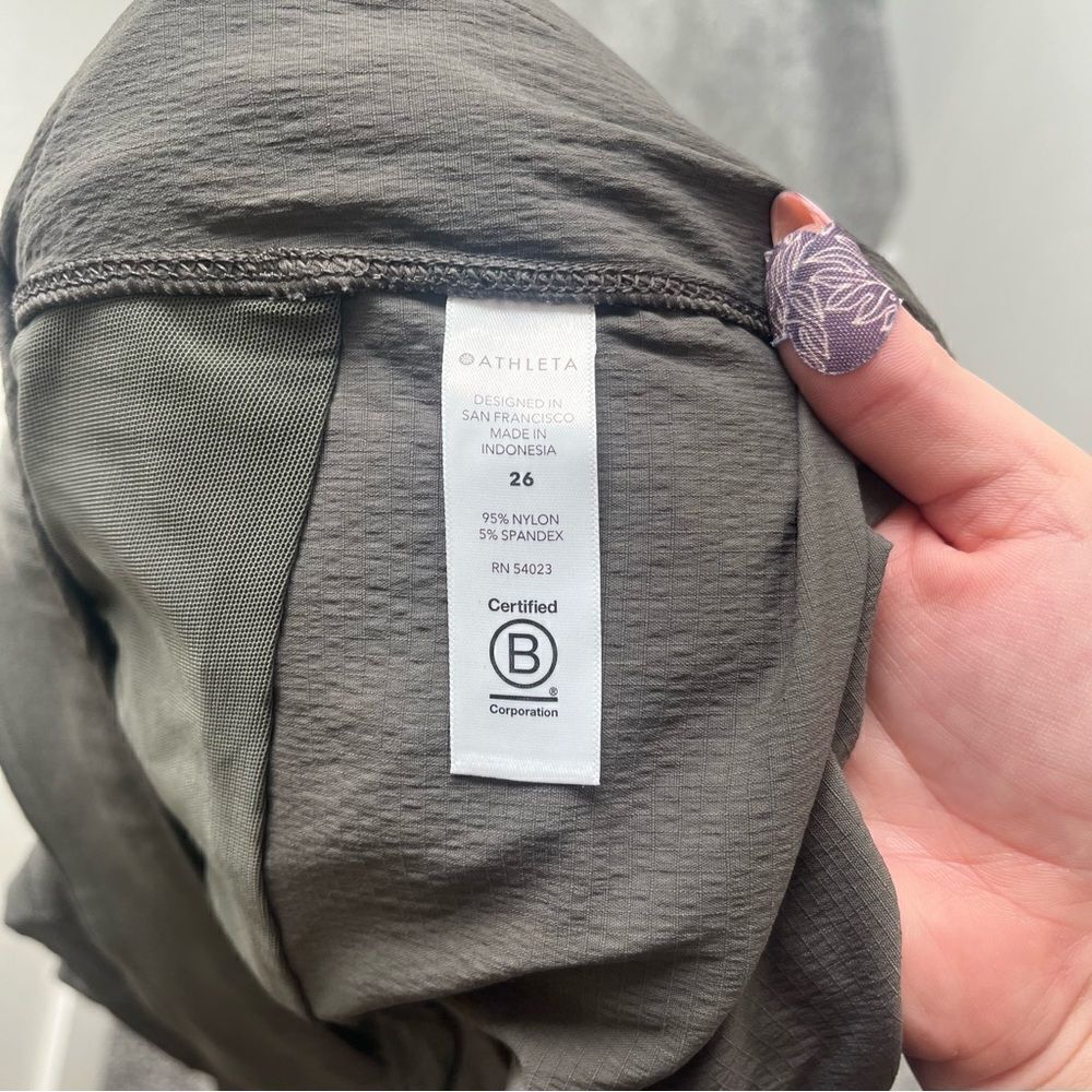 athleta trekkie bermuda 2.0 26 Mountian Olive - Picture 10 of 13